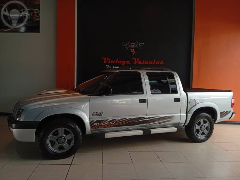 CHEVROLET - S10 2.4 MPFI RODEIO 4X2 CD 8V FLEX 4P MANUAL - 2011/2011 - PRATA - R$ 65.900,00