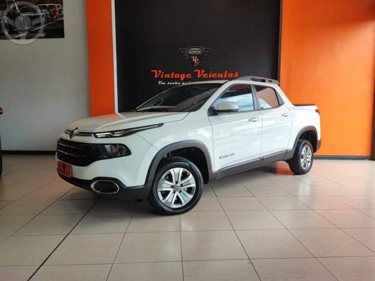 FIAT - TORO 1.8 16V EVO FLEX FREEDOM AUTOMÁTICO - 2016/2017 - BRANCA - R$ 85.900,00