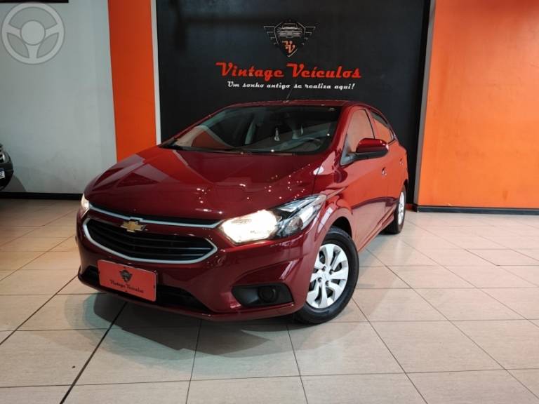 CHEVROLET - ONIX 1.0 MPFI LT 8V FLEX 4P MANUAL - 2018/2018 - VERMELHA - R$ 54.900,00