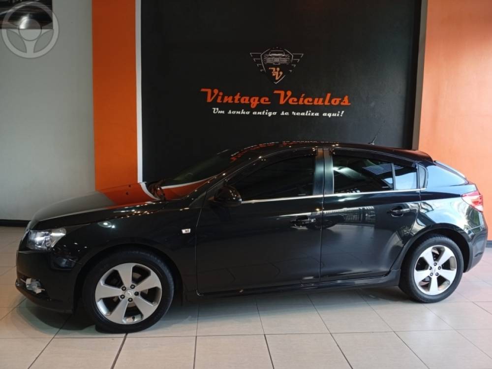 CHEVROLET - CRUZE 1.8 LT SPORT6 16V FLEX 4P MANUAL - 2013/2013 - PRETA - R$ 58.900,00