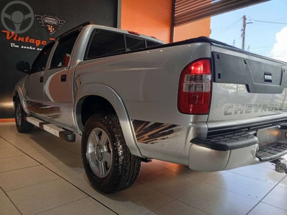 CHEVROLET - S10 2.4 MPFI RODEIO 4X2 CD 8V FLEX 4P MANUAL - 2011/2011 - PRATA - R$ 65.900,00