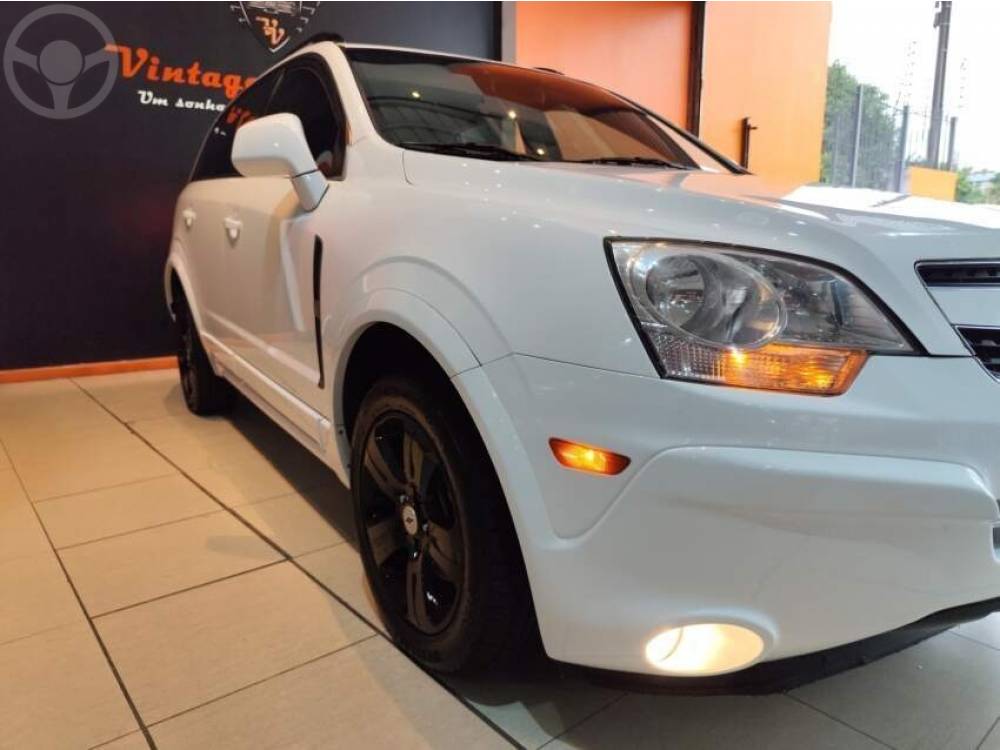 CHEVROLET - CAPTIVA 2.4 FWD SPORT 16V 4P AUTOMÁTICO - 2013/2014 - BRANCA - R$ 56.900,00