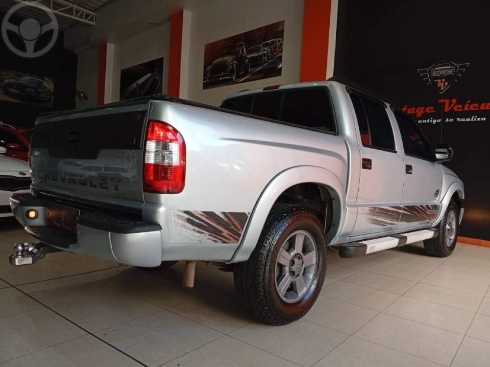 CHEVROLET - S10 2.4 MPFI RODEIO 4X2 CD 8V FLEX 4P MANUAL - 2011/2011 - PRATA - R$ 65.900,00