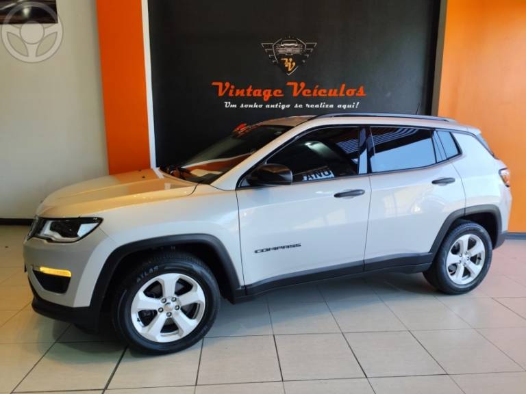 JEEP - COMPASS 2.0 SPORT 4X2 16V 4P AUTOMÁTICO - 2017/2018 - PRATA - R$ 95.900,00