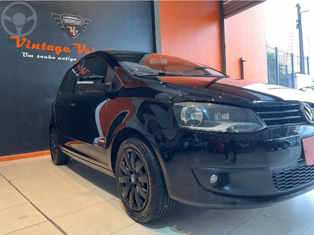 VOLKSWAGEN - FOX 1.0 MI 8V FLEX 4P MANUAL - 2012/2013 - PRETA - R$ 37.900,00