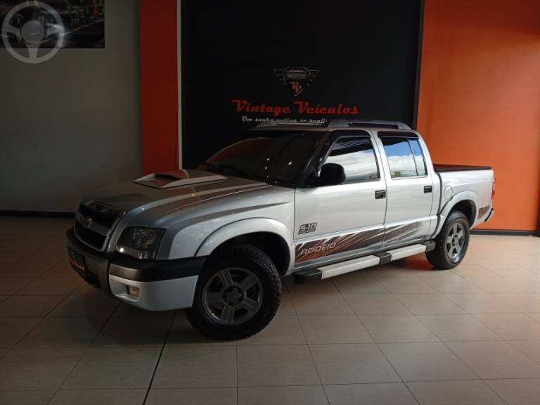 CHEVROLET - S10 2.4 MPFI RODEIO 4X2 CD 8V FLEX 4P MANUAL - 2011/2011 - PRATA - R$ 65.900,00