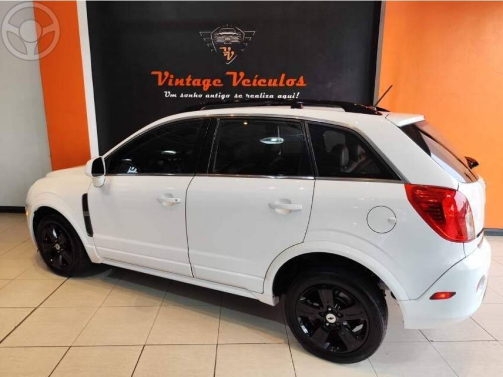 CHEVROLET - CAPTIVA 2.4 FWD SPORT 16V 4P AUTOMÁTICO - 2013/2014 - BRANCA - R$ 56.900,00